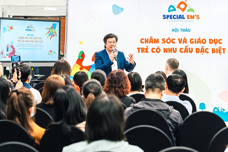Ông Thanh Bùi - nhà sáng lập Trung tâm giáo dục Special Em’s, phát biểu tại sự kiện.