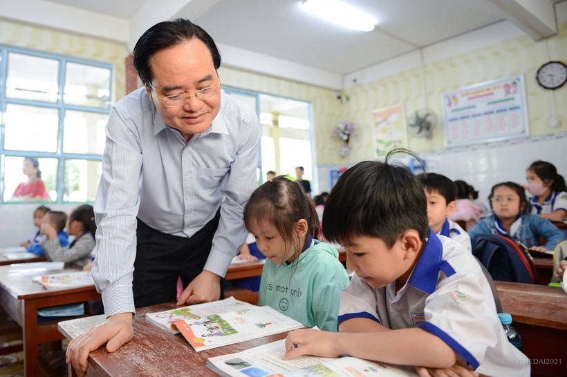 Bộ trưởng Phùng Xuân Nhạ kiểm tra khả năng đọc chữ của HS lớp 1 Trường Tiểu học Phùng Ngọc Liêm (TP Bạc Liêu, tỉnh Bạc Liêu).