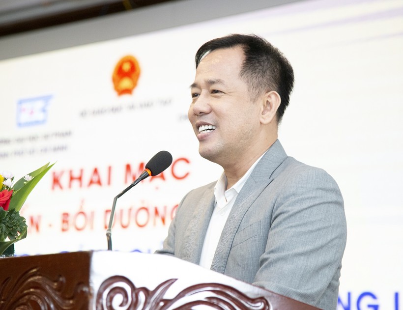 GS.TS Huỳnh Văn Sơn phát biểu tại một sự kiện của HCMUE.