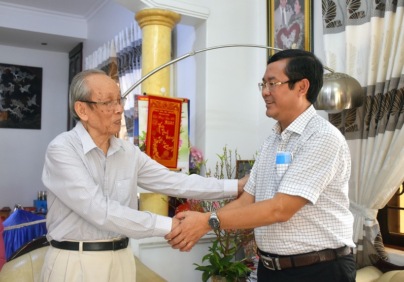Thứ trưởng Bộ GD&ĐT Nguyễn Văn Phúc  (trái) chúc Tết GS Trần Hồng Quân.