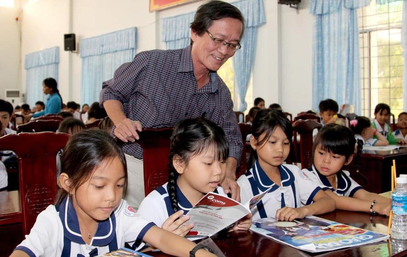Nhà thơ, nhà báo Đoàn Vị Thượng trong một chuyến công tác thiện nguyện "Tiếp sức đến trường" của Báo  Giáo dục&Thời đại.