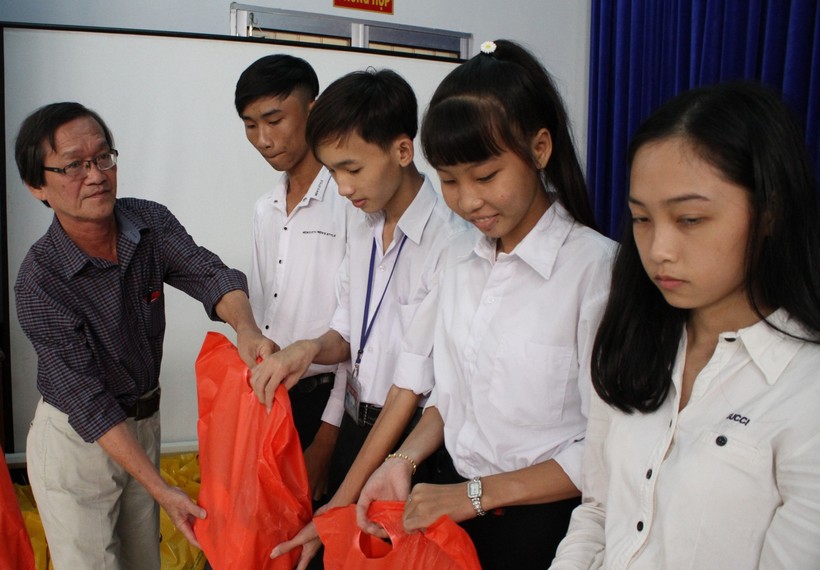 Nhà báo, nhà thơ Trần Quang Đoàn trao quà cho học sinh trong một chuyến đi Tiếp sức đến trường của Báo Giáo dục&Thời đại.