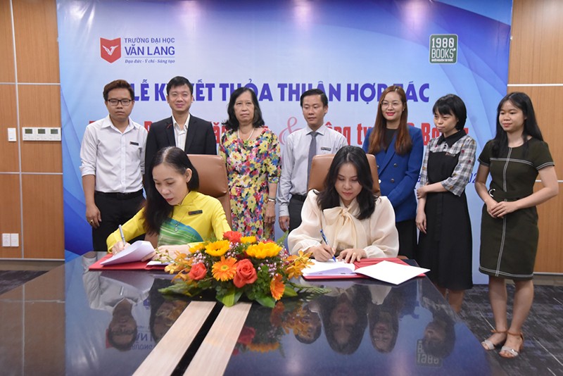 PGS.TS. Trần Thị Mỹ Diệu (Hiệu trưởng VLU, trái) và bà Bùi Trúc Chi (Giám đốc chi nhánh miền Nam  Công ty 1980 Books) ký kết văn bản hợp tác.