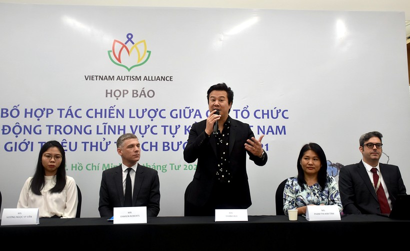 Ông Thanh Bùi phát biểu tại sự kiện công bố các hợp tác chiến lược hỗ trợ người tự kỷ.