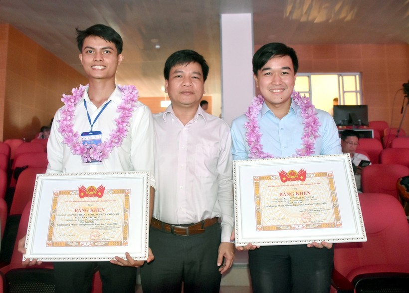 PGS.TS Nguyễn Trường Thịnh (giữa) và 2 SV HCMUTE nhận giải thưởng SV NCKH năm 2020. Ảnh: Công Chương.