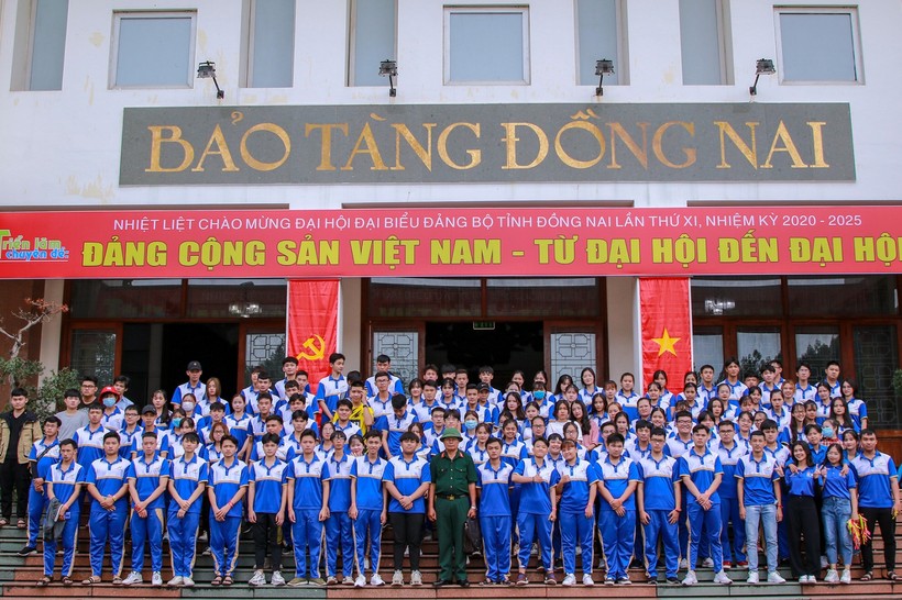 Sinh viên LHU tham quan, tìm hiểu về lịch sử dân tộc tại bảo tàng tỉnh Đồng Nai.