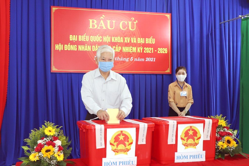  Nguyên Chủ tịch nước Nguyễn Minh Triết bỏ phiếu tại khu vực bầu cử số 5 ở ấp Phú Thuận, xã Phú An (TX Bến Cát, Bình Dương).