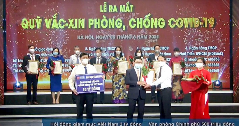 Đại diện Trường ĐH Văn Lang trao biểu trưng 10 tỷ đồng ủng hộ Quỹ vaccine phòng chống Covid-19.