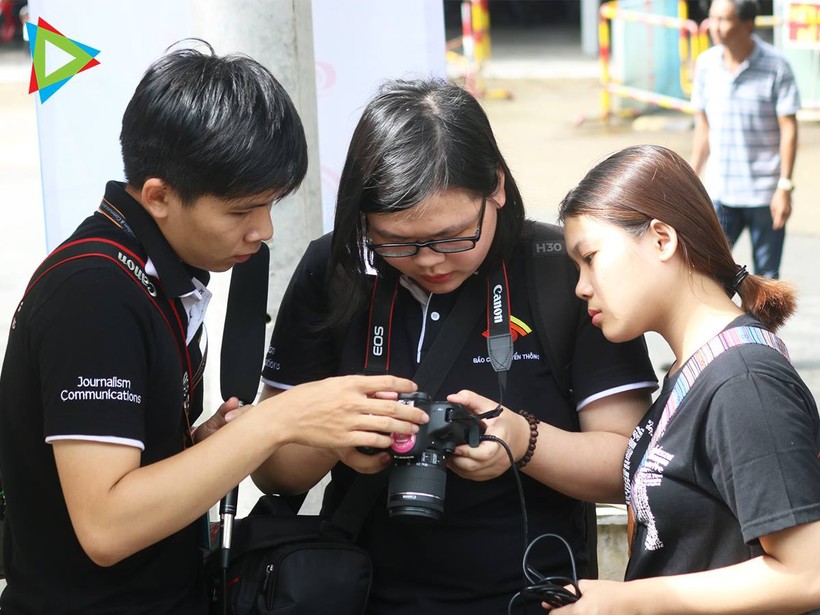 Sinh viên Khoa BC&TT Trường ĐH KHXH&NV-ĐHQG TPHCM tham gia một hoạt động tác nghiệp báo chí. Ảnh: IT.