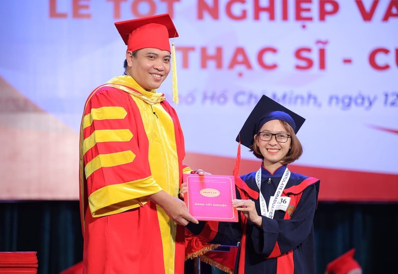 TS Bùi Kim Hiếu (trái) trong một sự kiện trao bằng tốt nghiệp cho SV.