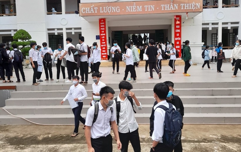 Thí sinh tại điểm thi Trường THPT Hùng Vương, trao đổi sau buổi thi thứ nhất kết thúc.