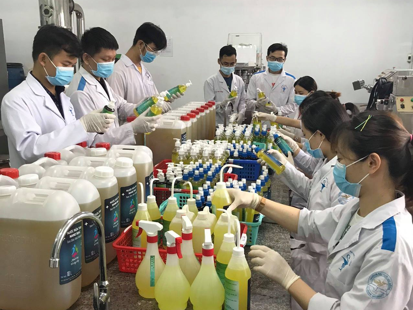 Cán bộ giảng viên, sinh viên Khoa Dược LHU đang chiết xuất dung dịch rửa tay sát khuẩn.