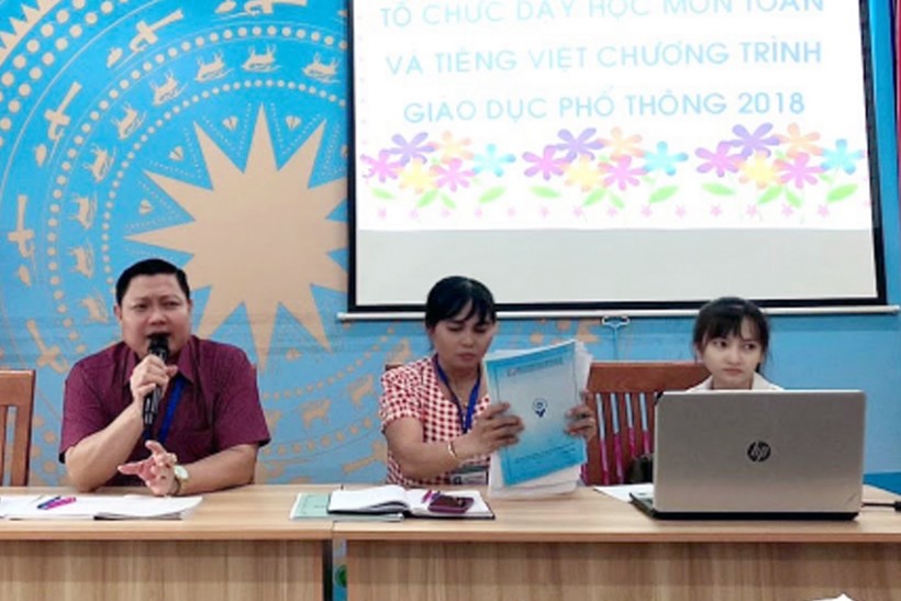Trường Tiểu học Phạm Văn Hai (huyện Bình Chánh, TPHCM) họp lấy ý kiến về triển khai SGK mới. Thầy Phạm Trung Hữu (trái) - Hiệu trưởng nhà trường phát biểu tại cuộc họp.