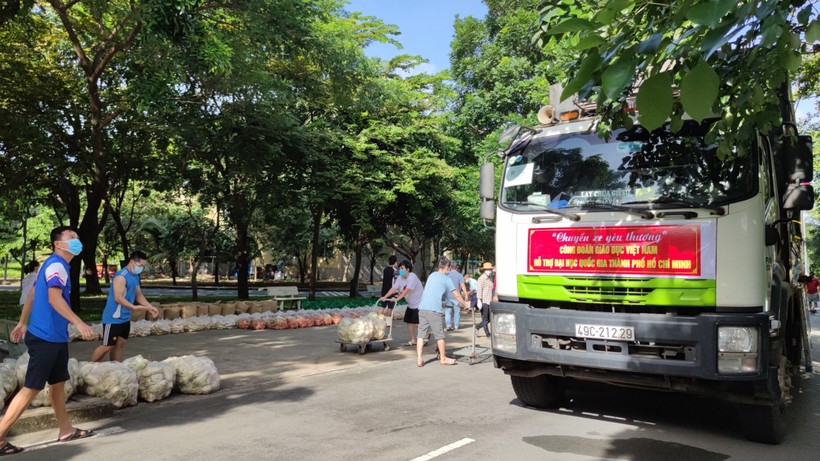  "Chuyến xe yêu thương" của Công đoàn Giáo dục Việt Nam xuống hàng tại ĐHQG TPHCM.
