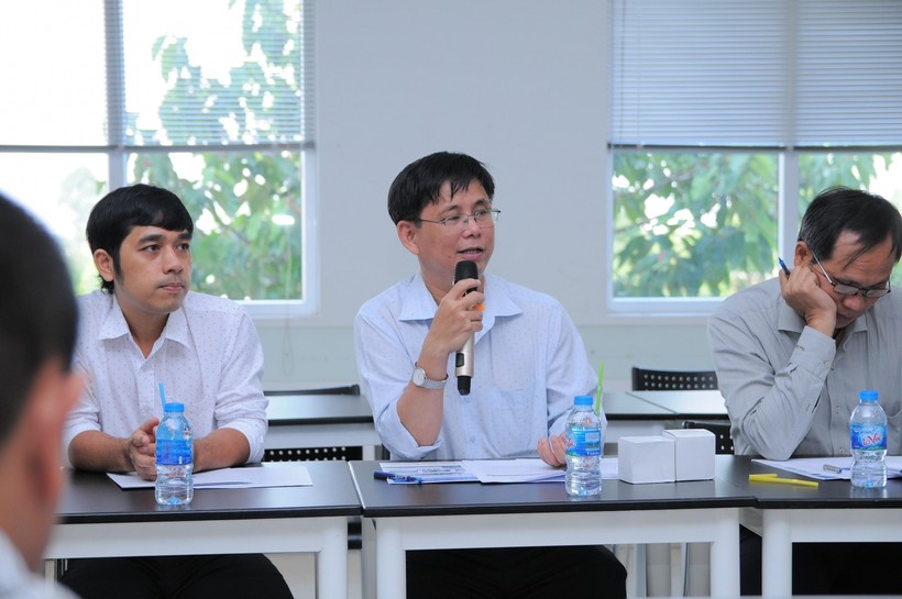  TS Lâm Thành Hiển (giữa) phát biểu trong một buổi gặp gỡ, trò chuyện cùng sinh viên.