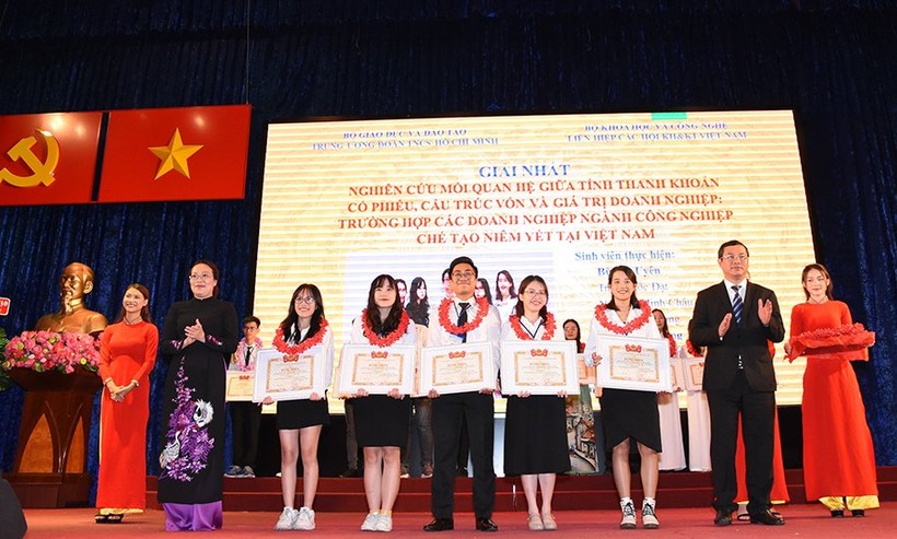 Sinh viên Trường ĐH Sư phạm TPHCM nhận giải thưởng về NCKH năm 2020.