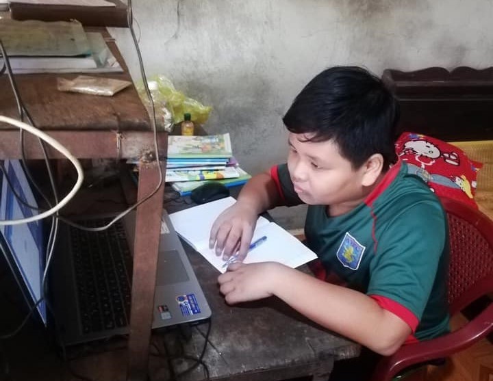 Học sinh Trường phổ thông dân tộc nội trú THCS Bù Đốp, huyện biên giới Bù Đốp (giáp Vương quốc Campuchia) học trực tuyến với laptop tại nhà. 