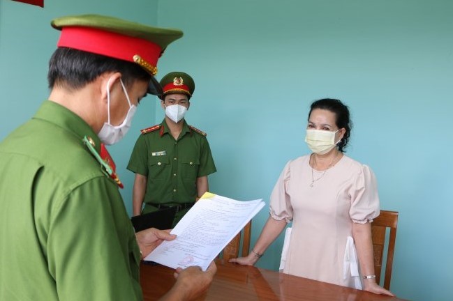 Công an tỉnh Bình Phước đọc quyết định khởi tố bị can, lệnh bắt bị can Trần Thị Ngọc.