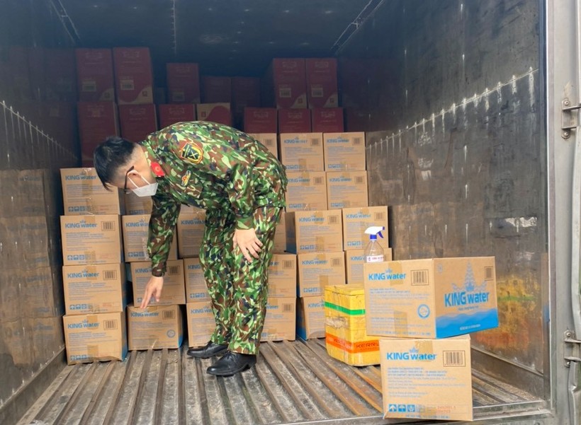 TNI King Coffee chuyển hàng cho các lực lượng  tiếp thực phẩm.