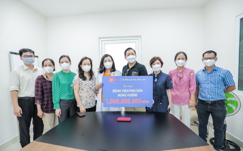 Đại diện Trường ĐH Văn Lang trao biểu trưng 1 tỷ đồng hỗ trợ Bệnh viện Phụ sản Hùng Vương.