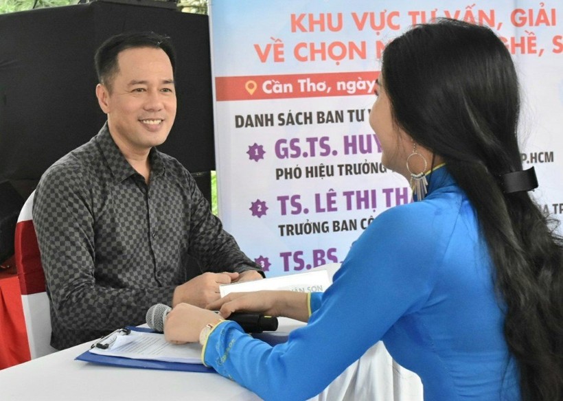 GS.TS Huỳnh Văn Sơn (bên trái) trong một hoạt động tư vấn tâm lý. Ảnh tư liệu chụp trước ngày 27/4/2021.