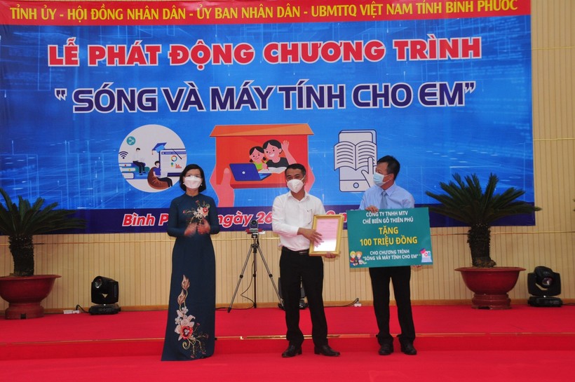 Đại diện Công ty TNHH một thành viên chế biến gỗ Thiên Phú (giữa) trao tặng 100 triệu đồng tại lễ phát động.