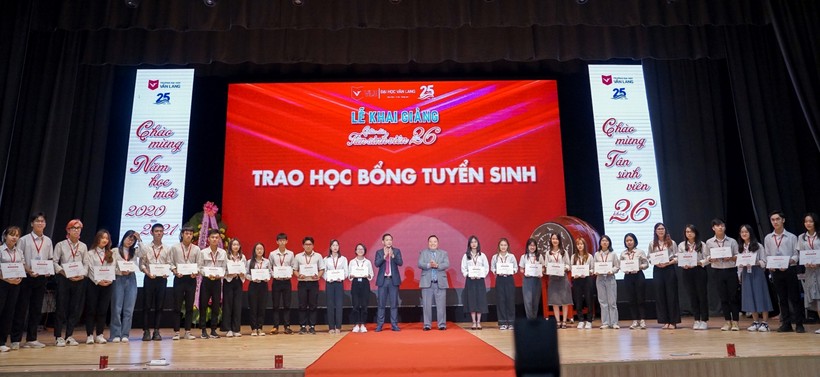 Trường ĐH Văn Lang đã trao 10 tỷ đồng học bổng cho tân sinh viên khóa 26 tại lễ khai giảng.