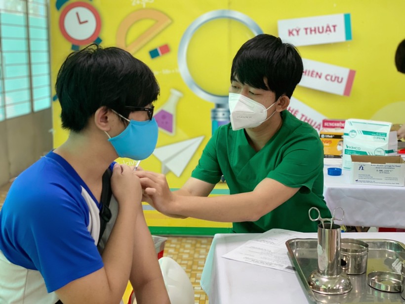Học sinh Trường THPT Võ Văn Kiệt (Q.8, TPHCM) được tiêm vắc-xin phòng Covid-19 (ngày 29/10).