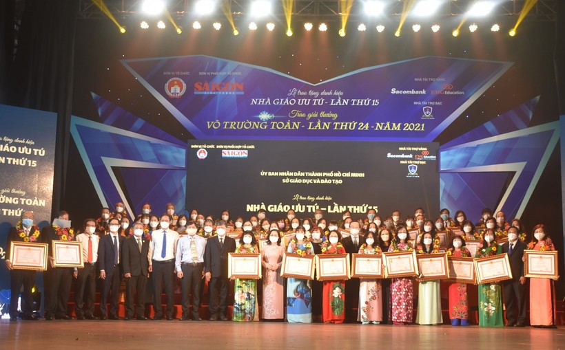 Các nhà giáo ưu tú (2020) và  nhà giáo đạt giải thưởng Võ Trường Toản (2021) của TPHCM tại lễ tuyên dương.
