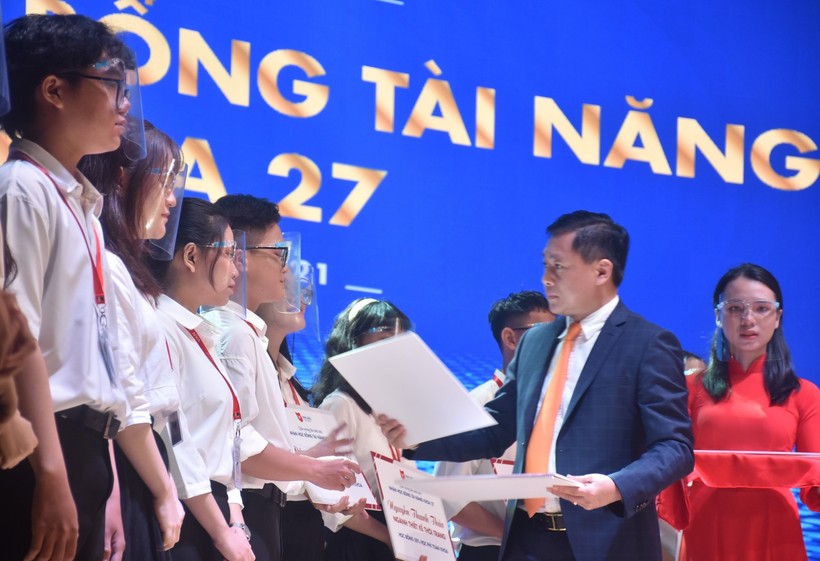 TS Nguyễn Cao Trí – Chủ tịch Hội đồng trường VLU, trao học bổng cho các tân sinh viên khóa 27.