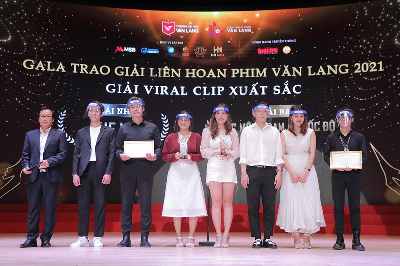 Ban tổ chức trao giải Viral clip xuất sắc.