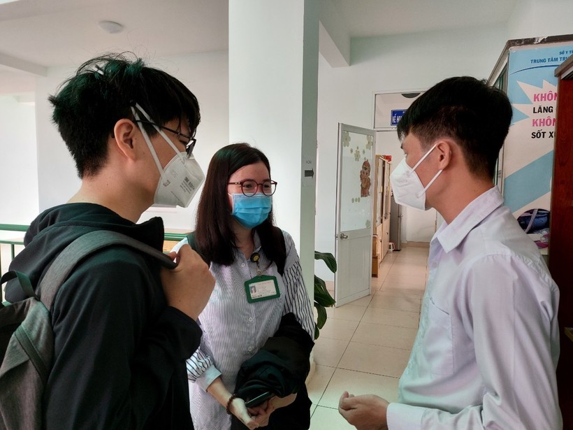Sinh viên Trường ĐH Y khoa Phạm Ngọc Thạch được nhân viên Trung tâm y tế quận 10, TPHCM hướng dẫn trước khi về các trạm y tế nhận nhiệm vụ.