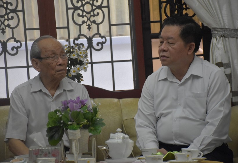  Trưởng ban Tuyên giáo Trung ương Nguyễn Trọng Nghĩa (phải) thăm hỏi GS.TS Trần Hồng Quân (nguyên Bộ trưởng Bộ GD&ĐT).