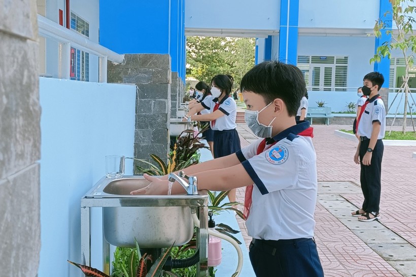 Học sinh lớp 7, 8,9 Trường THCS Thị trấn (huyện Củ Chi, TPHCM) đi học trực tiếp.