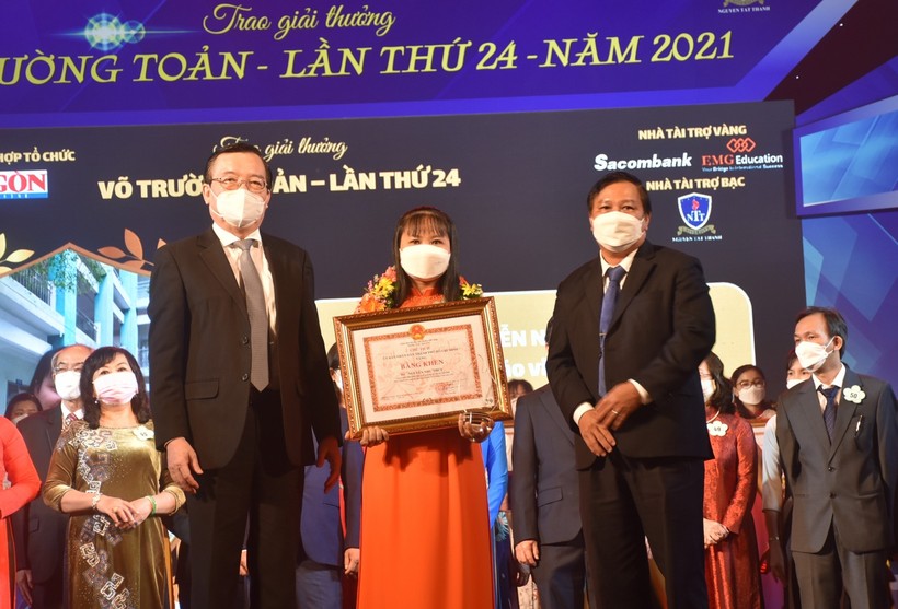 Cô Nguyễn Như Thủy - Giáo viên môn Ngữ văn Trường THCS Lê Anh Xuân (Quận Tân Phú, TPHCM), nhận giải thưởng Võ Trường Toản năm 2021.