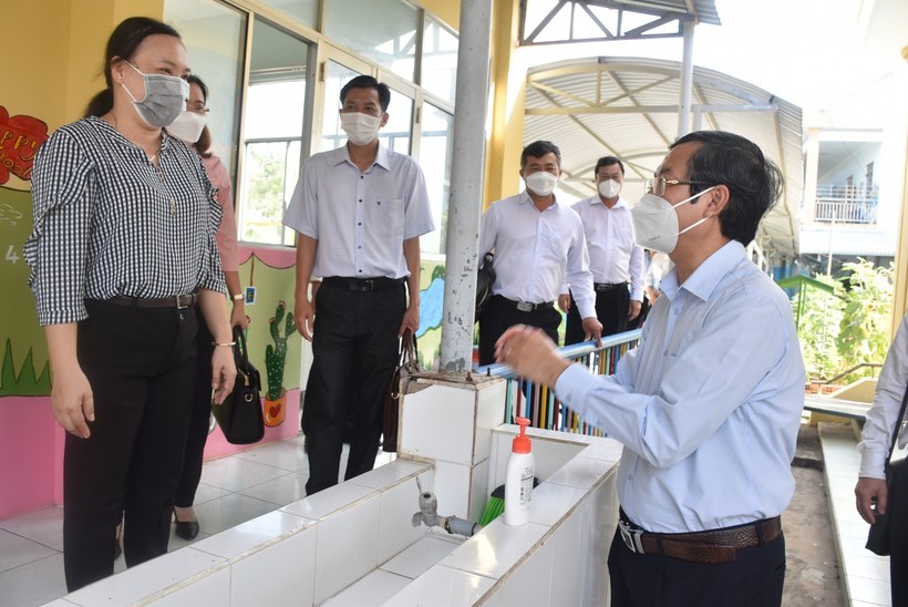 Thứ trưởng Nguyễn Văn Phúc  và đoàn công tác kiểm tra việc việc an toàn trong dạy học tại Trường Mầm non Thị trấn Cần Đước (huyện Cần Đước, Long An).