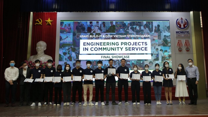 Ban tổ chức trao giải Nhất cho Dự án Găng tay phục hồi chức năng của đội tuyển DUT Team1 - ANNAM (Trường ĐH Bách khoa Đà Nẵng).