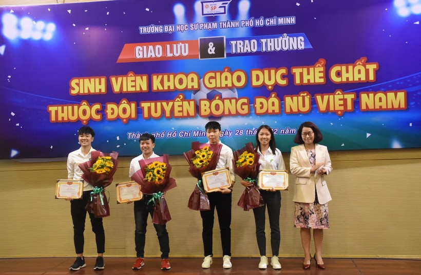 TS Bùi Trần Quỳnh Ngọc (Phó Hiệu trưởng HCMUE, bìa phải) tuyên dương 4 nữ tuyển thủ của trường.