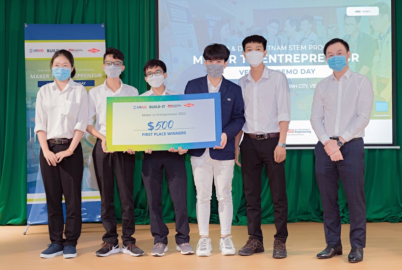 Ban tổ chức trao giải Nhất cho đội CTU Team 2 đến từ Trường Đại học Cần Thơ.