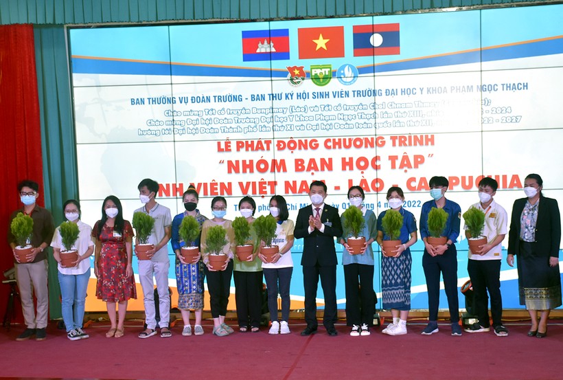 Đại diện các “Nhóm bạn học tập”  sinh viên Việt Nam – Lào – Campuchia nhận quà tại sự kiện.
