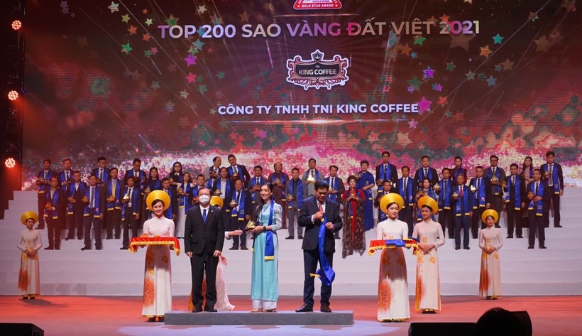 Đại diện King Coffee nhận giải thưởng Sao Vàng Đất Việt Năm 2021.
