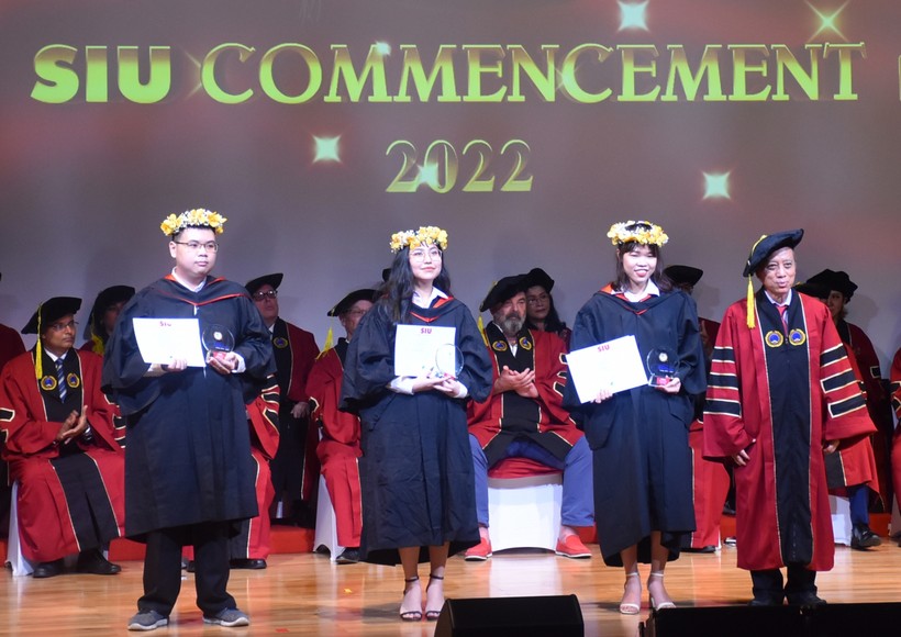 Đại diện nhà trường tuyên dương 3 sinh viên tốt nghiệp đạt thủ khoa toàn khóa. 