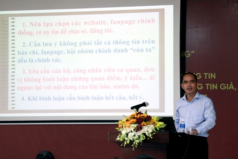 Tiến sĩ Lê Hoàng Việt Lâm (Trường Đại học An ninh Nhân dân) trình bày báo cáo chuyên đề.