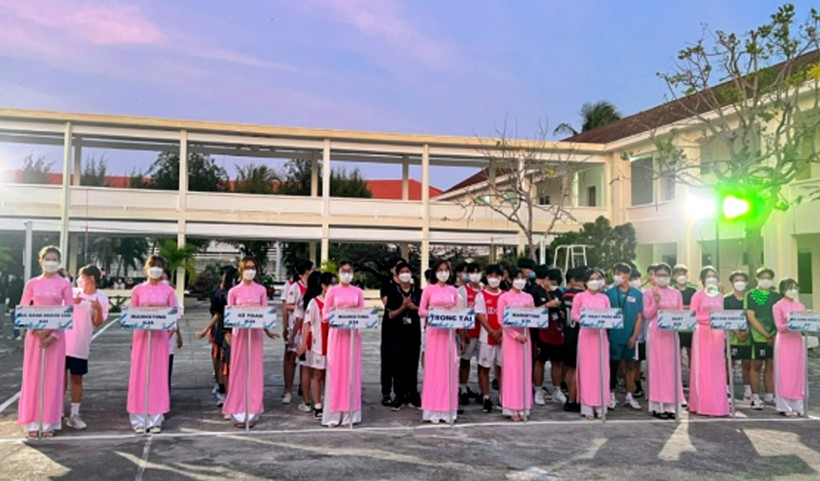 Đại diện các đội tuyền dự lễ khai mạc giải bóng chuyền sinh viên Phân hiệu Khánh Hòa lần thứ 2.