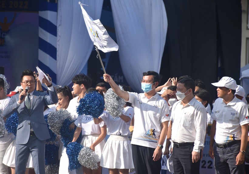 Thứ trưởng Bộ GD&ĐT Nguyễn Văn Phúc phát cờ lệnh xuất phát Giải chạy S-Race 2022 tại TPHCM.