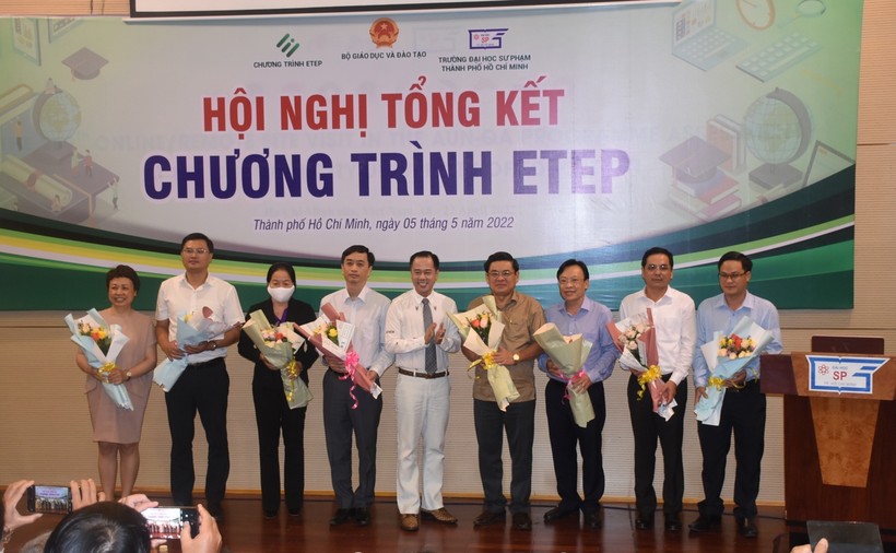 GS.TS Huỳnh Văn Sơn - Hiệu trưởng Trường ĐH Sư phạm TPHCM tặng hoa cảm ơn sự phối hợp của Ban quản lý ETEP trung ương và các Sở GD&ĐT.