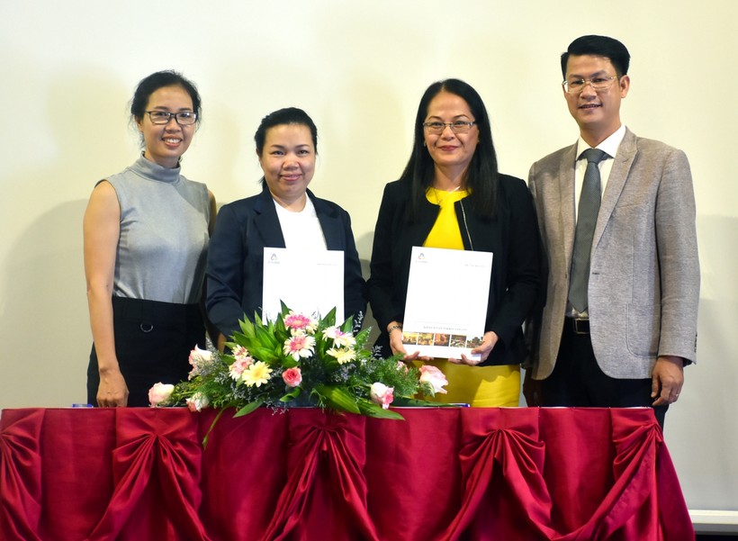 Đại diện Trường CĐ Du lịch Sài Gòn và Khách sạn Nikko Saigon trao văn bản ký kết hợp tác.