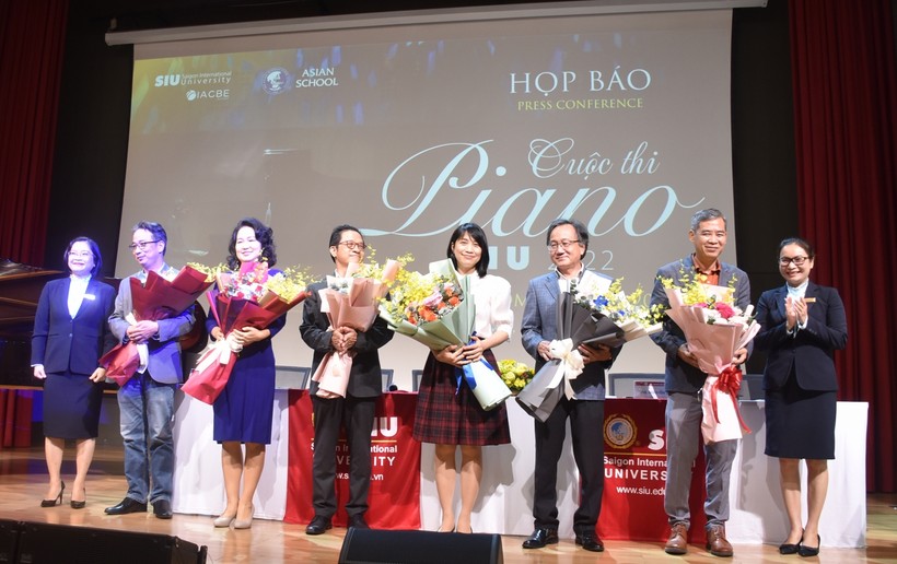 Ban tổ chức tặng hoa cho các thành viên hội đồng Ban giám khảo của cuộc thi.