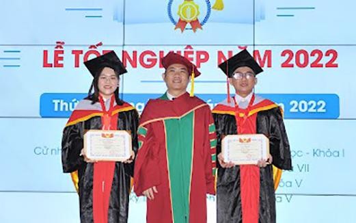 PGS.TS Nguyễn Thanh Hiệp (Hiệu trưởng Trường ĐH Y khoa Phạm Ngọc Thạch) tuyên dương sinh viên đạt thành tích cao. 