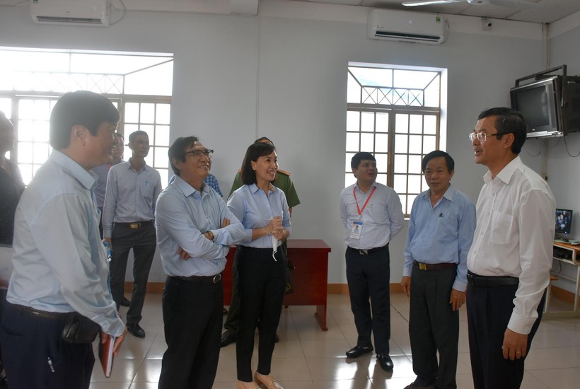 Thứ trưởng Nguyễn Văn Phúc và đoàn công tác kiểm tra tại điểm thi Trường THPT Ngô Quyền (TP Biên Hòa, Đồng Nai).